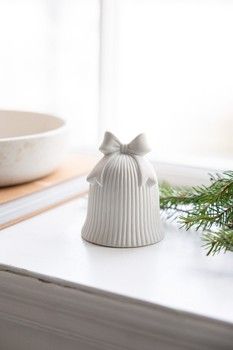 SMALL MATT CERAMIC WHITE CLOCHE WITH BOW