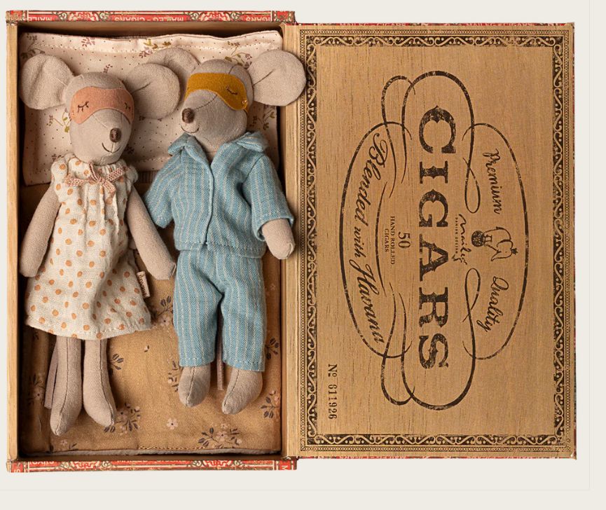 MUM AND DAD MICE IN A CIGAR BOX