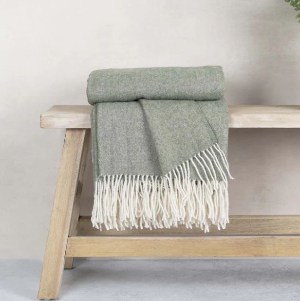 OLIVE PURE WOOL THROW