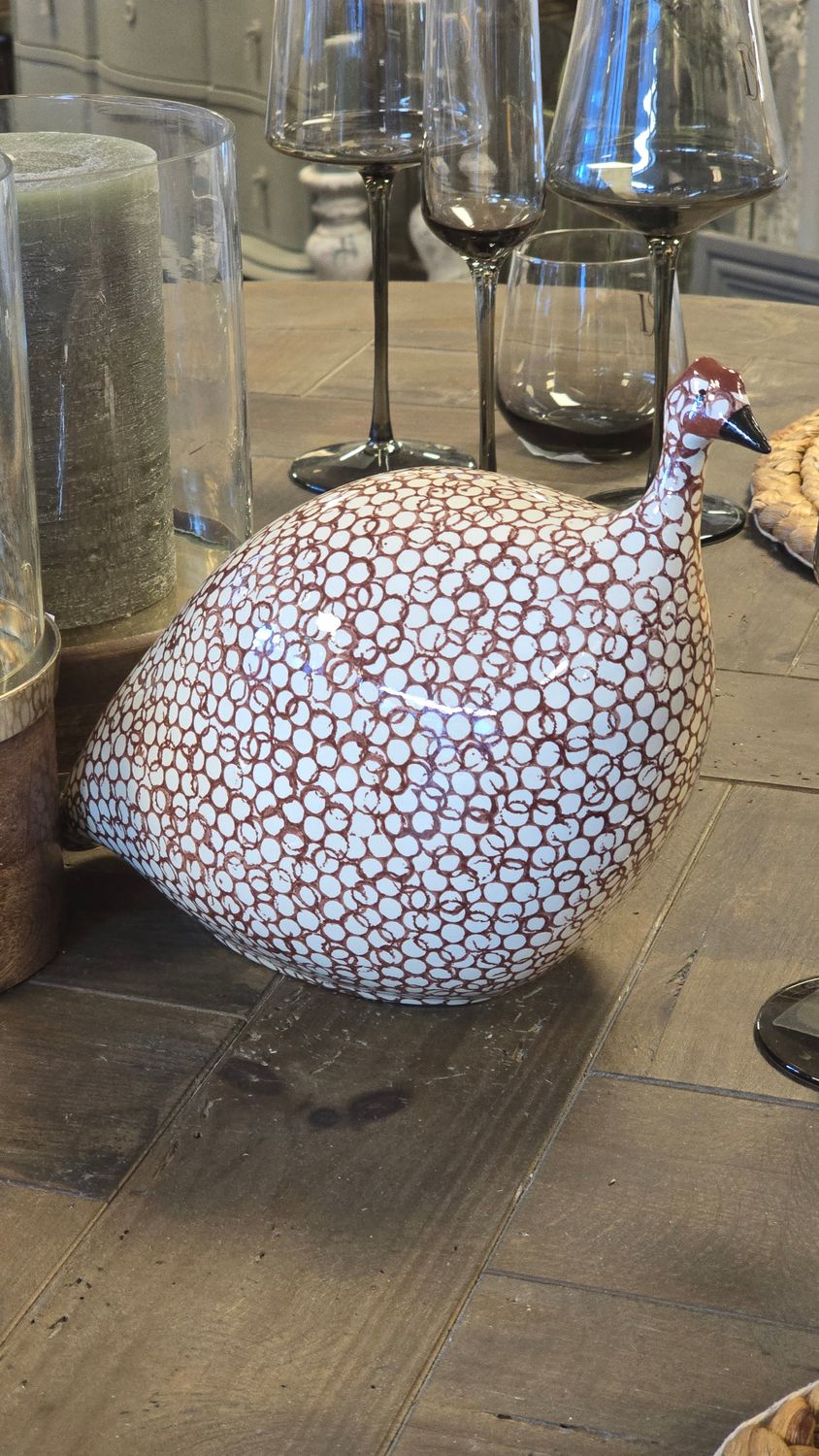 MEDIUM BORDEAUX SPOTTED WHITE GUINEA FOWL