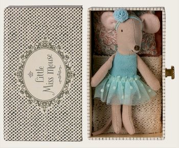 LITTLE SISTER DANCE MOUSE IN A DAYBED