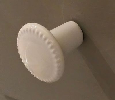 WHITE CERAMIC BOBBLE EDGE DRAWER KNOB