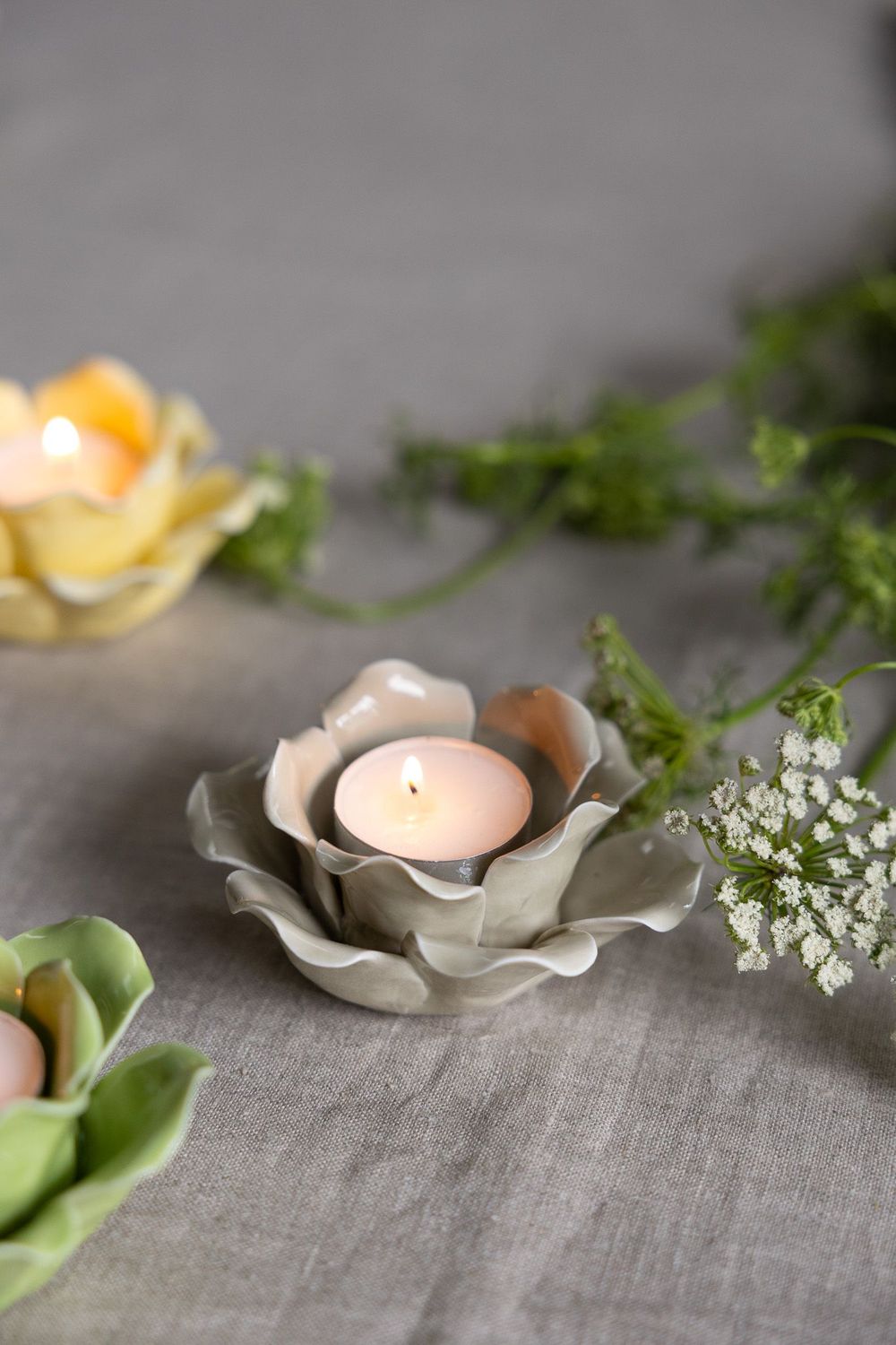 CERAMIC FLOWER TEA LIGHT HOLDER IN BEIGE