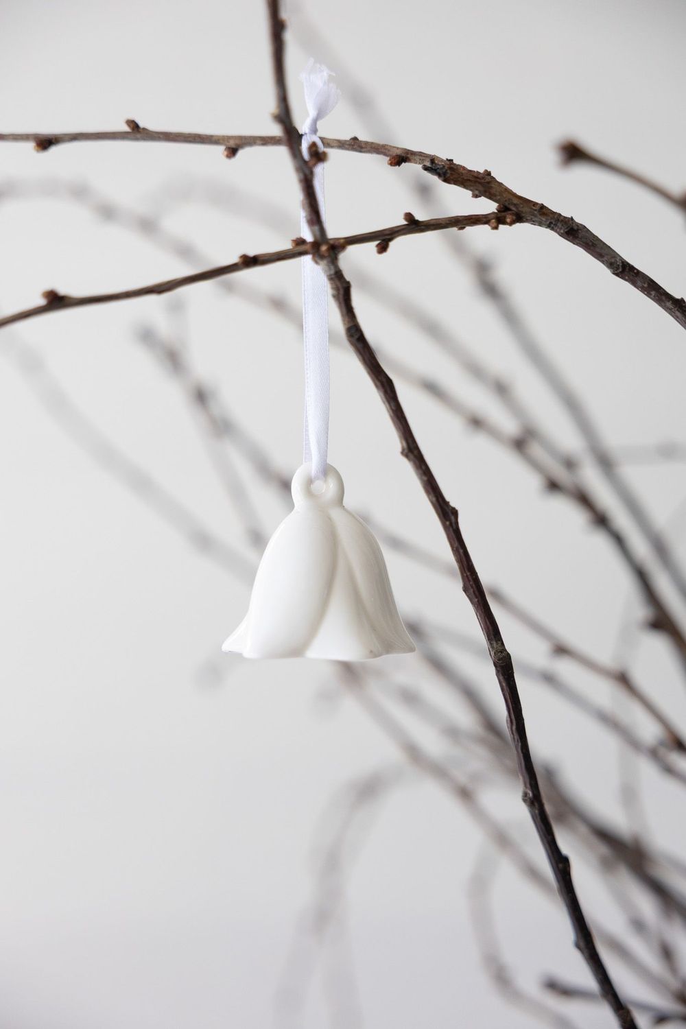 GLAZED CERAMIC HANGING FLOWER IN WHITE
