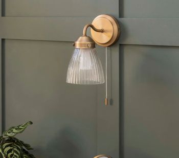 FOVANT BATHROOM WALL LIGHT IN BRASS