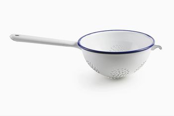 WHITE ENAMEL COLANDER WITH LONG HANDLE WHITE ENAMEL COLANDER WITH LONG HANDLE