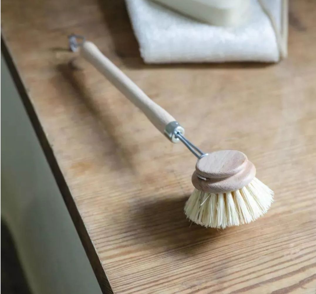 CLASSIC WASH UP BRUSH WITH A BEECH HANDLE