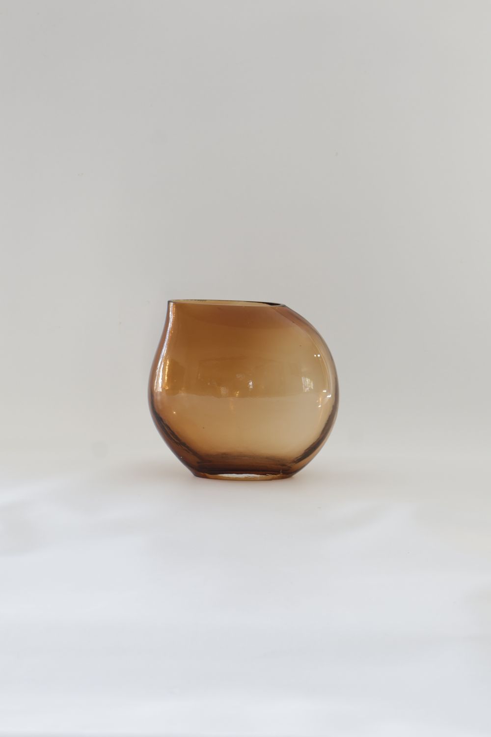 Asymmetric, low-profile slanted-lip sphere design.