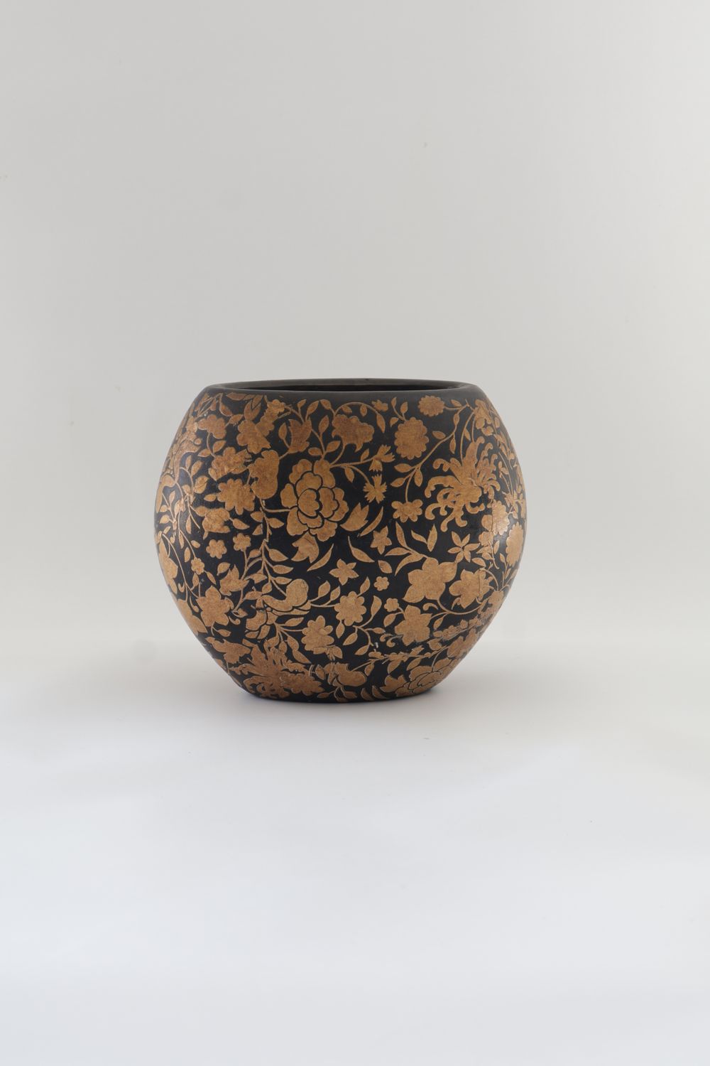 ​Asian-inspired floral globe/fishbowl design with metallic accenting.