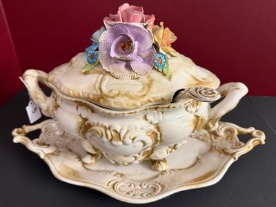 Antieke Majolica / Capodimonte Stijl Terrine met Presenteerschaal