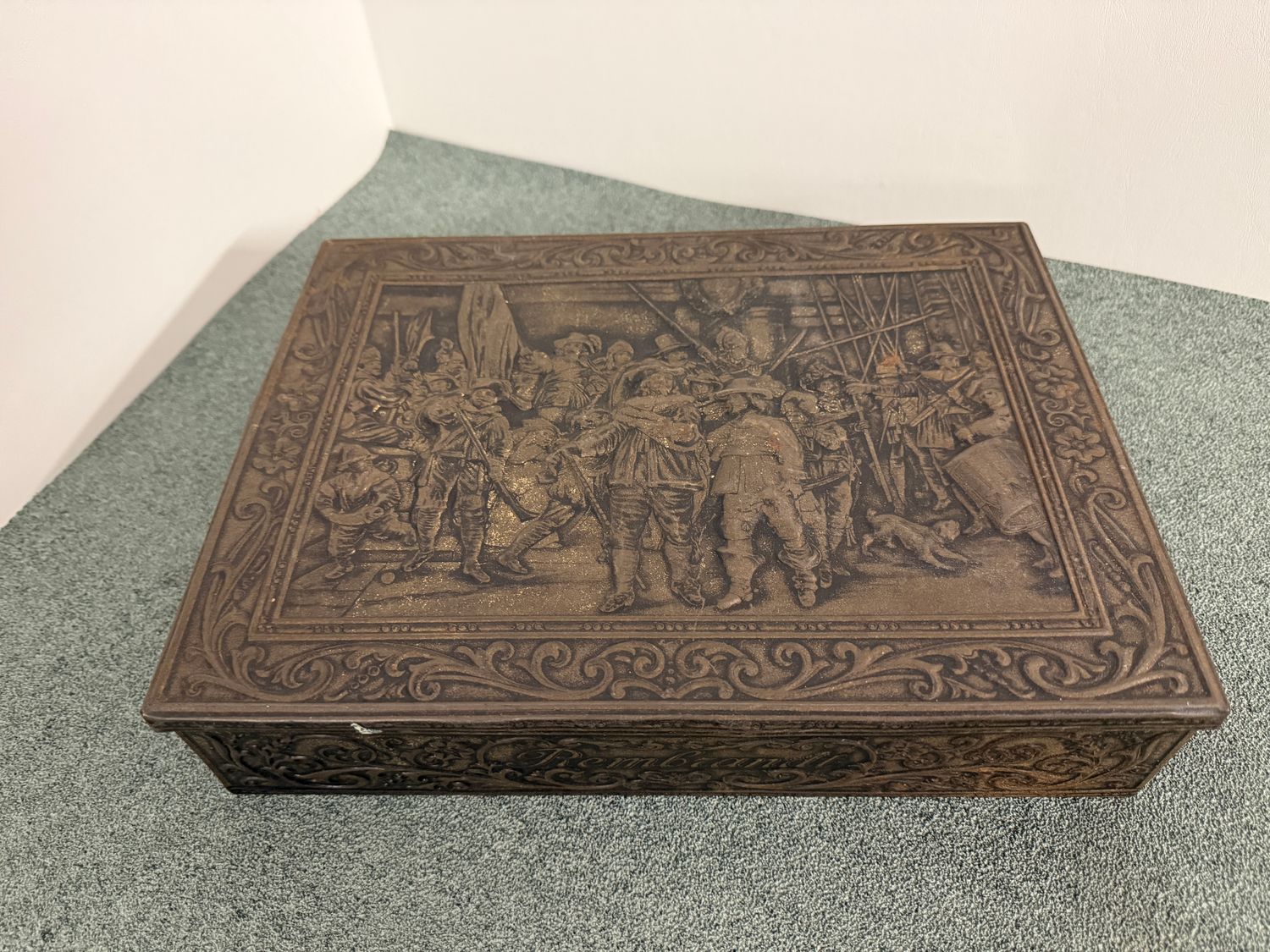 Vintage Metalen Bewaarkistje – Rembrandts De Nachtwacht in Reliëf