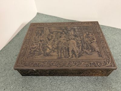 Vintage Metalen Bewaarkistje – Rembrandts De Nachtwacht in Reliëf