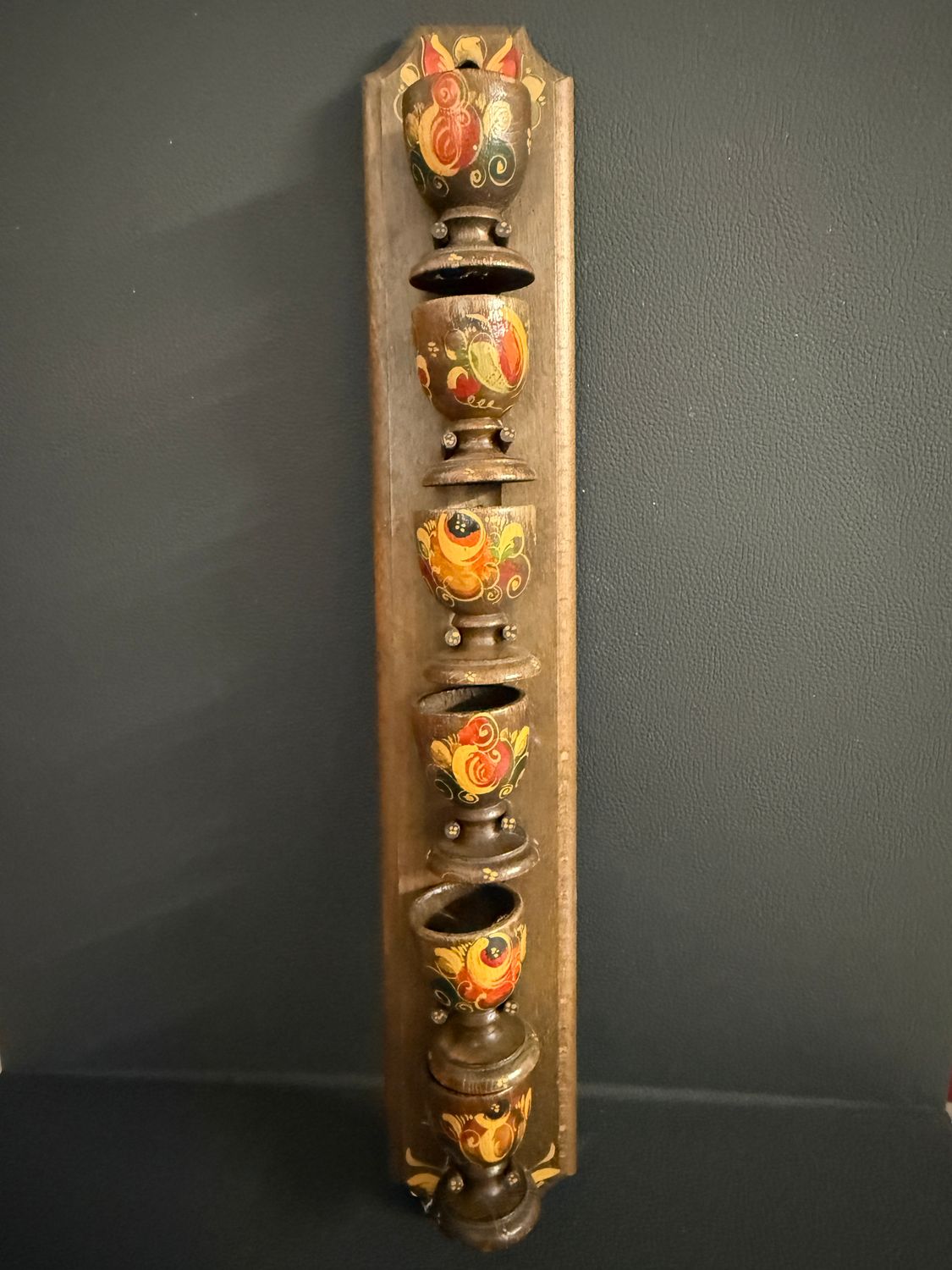 Houten wandrekje met handbeschilderde eierdopjes