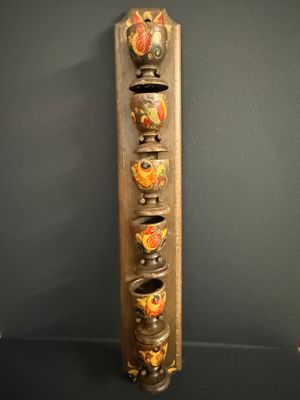 Houten wandrekje met handbeschilderde eierdopjes