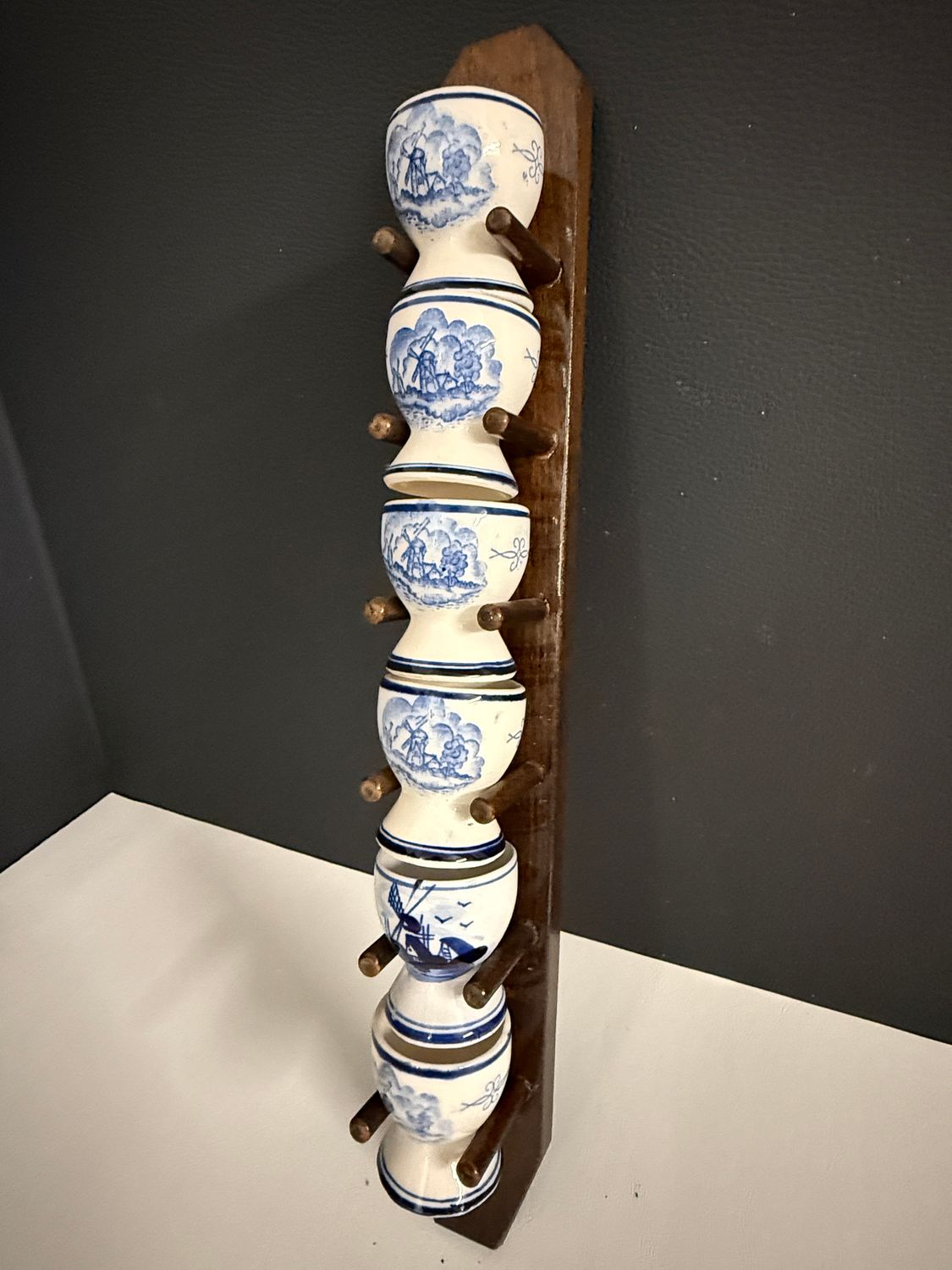 Vintage  Blauwe Eierdopjes op Houten Hangrek