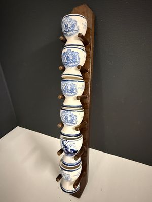 Vintage  Blauwe Eierdopjes op Houten Hangrek