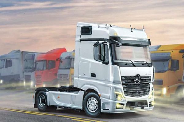 Cars, Bikes and Trucks Italeri 1/24 Mercedes Benz MP4 Big Space