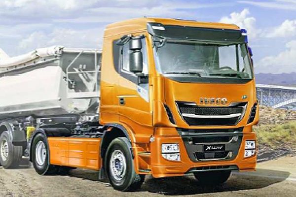 Cars, Bikes and Trucks Italeri 1/24 Iveco Hi-Way 490 E5 (Low Roof)