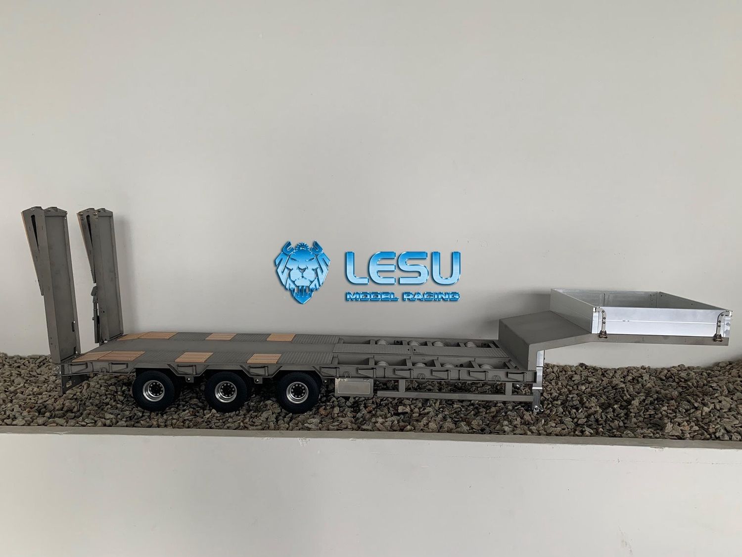 Lesu;Trailer LS-A0020 3 axle low loader trailer with hydraulic tail ramps
