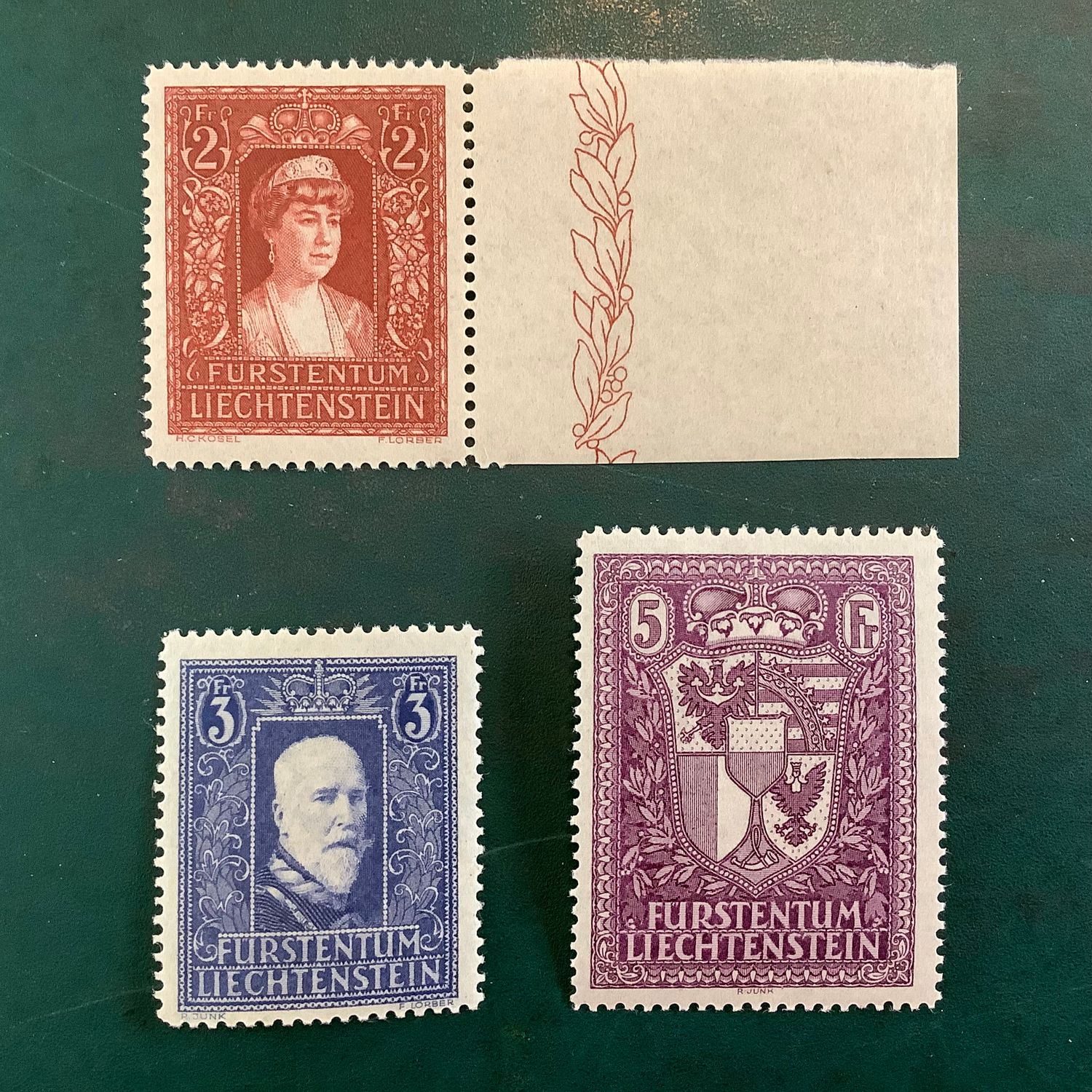1933 : Royal couple and coat of Arms - Michel 140/142 - MNH - Value : 1.100