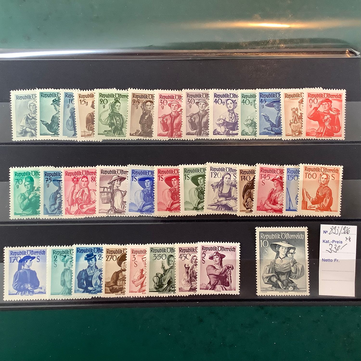 1951 : Trachten - Michel 893/926 - MNH - Value : 330