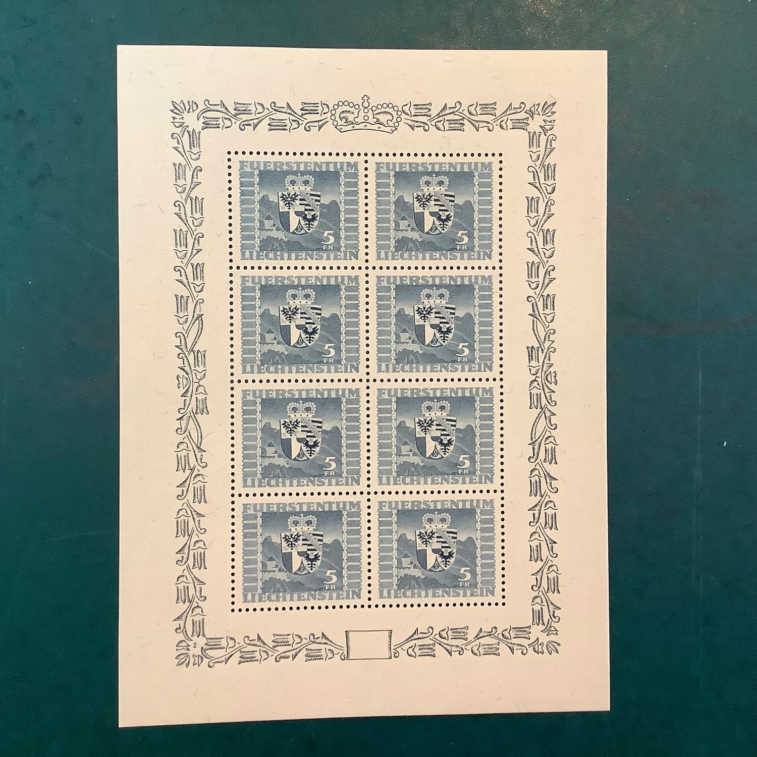 1945 : Coat of arms in small sheet - Michel KB 204 - MNH - Value : 300