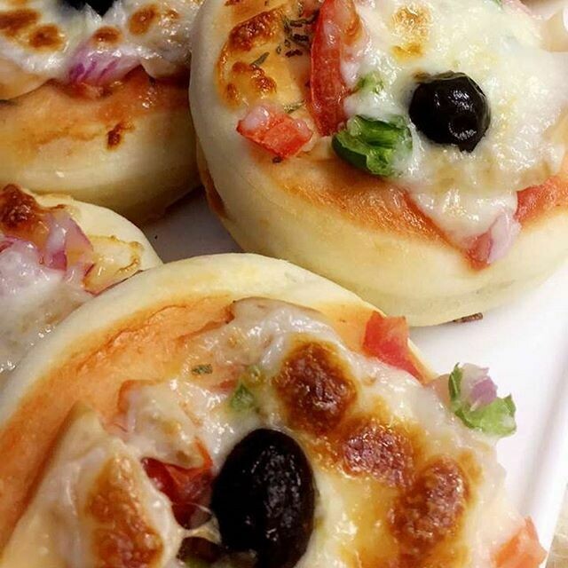 Mini pizzas (12) ميني بيتزا Mini pizzas (12) ميني بيتزا