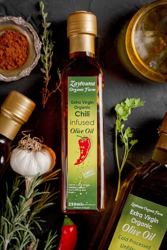 Cold-pressed Organic Chili Extra Virgin Olive Oil (250ml) زيت زيتون بالشطة عضوي عصرة أولى مضغوط على البارد Cold-pressed Organic Chili Extra Virgin Olive Oil (250ml) زيت زيتون بالشطة عضوي عصرة أولى مضغوط على البارد