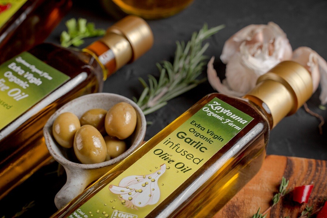 Cold-pressed Organic Garlic Extra Virgin Olive Oil (250ml) زيت زيتون بالثوم عضوي عصرة أولى مضغوط على البارد Cold-pressed Organic Garlic Extra Virgin Olive Oil (250ml) زيت زيتون بالثوم عضوي عصرة أولى مضغوط على البارد