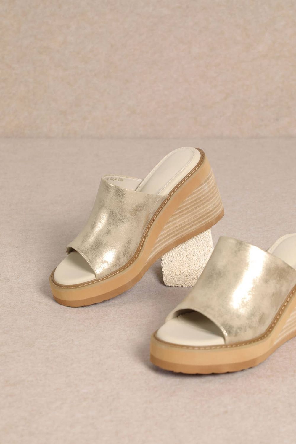 JUDY BOLD GOLD UPPER PEEP TOE PLATFORM WEDGE HEEL, Color: LT GOLD, Size: B12