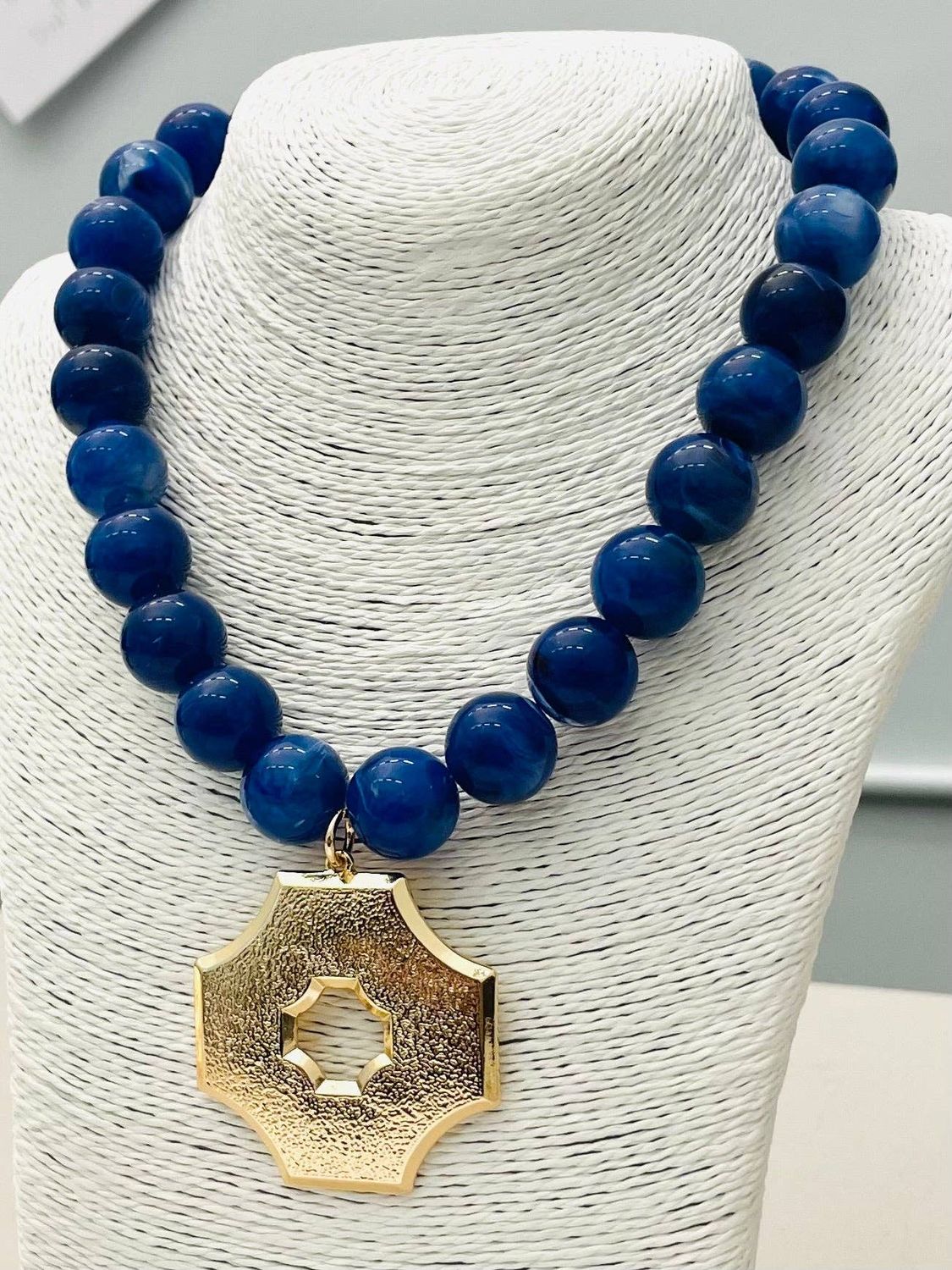 CHIC -  Pendant on Beaded Necklace (marbled navy) BNK1225
