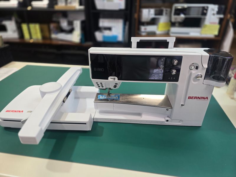 Pre-loved BERNINA 880 Plus Upgrade (with EMB Unit) B