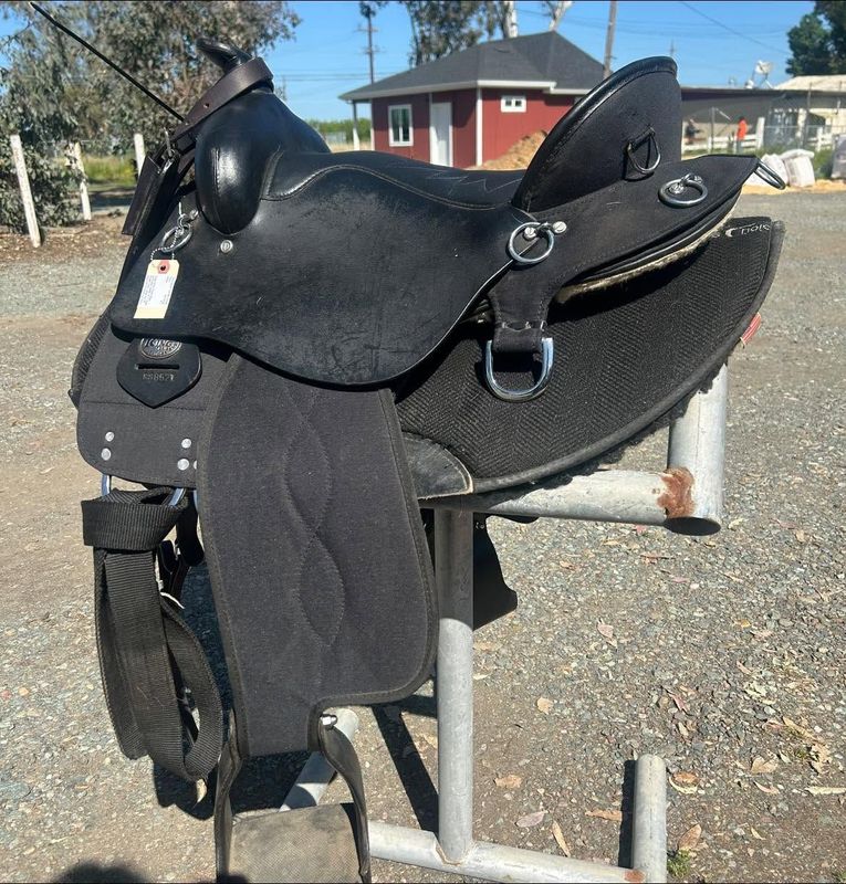 King Series Trekker Endurance Saddle - 16" Seat, 7" Gullet