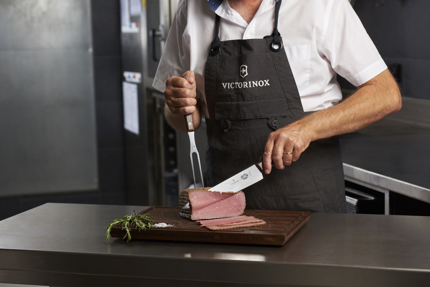 VICTORINOX Carving Fork, Flat Tines - 15 cm