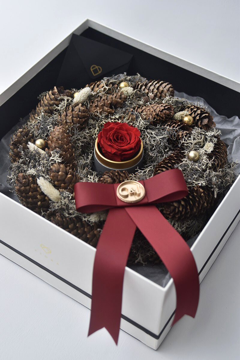 Dried Pinecone Wreath with Preserved Rose Capsule Dried Pinecone Wreath with Preserved Rose Capsule