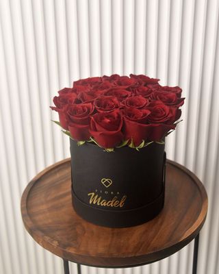 Classic Bucket Medium: Roses 18