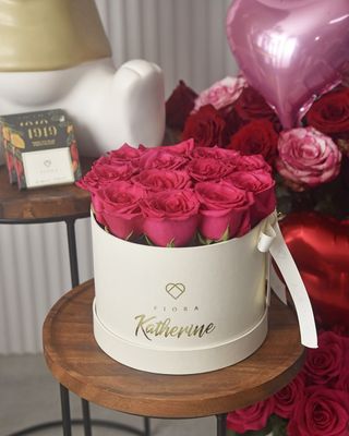 Classic Bucket Medium: Roses 12