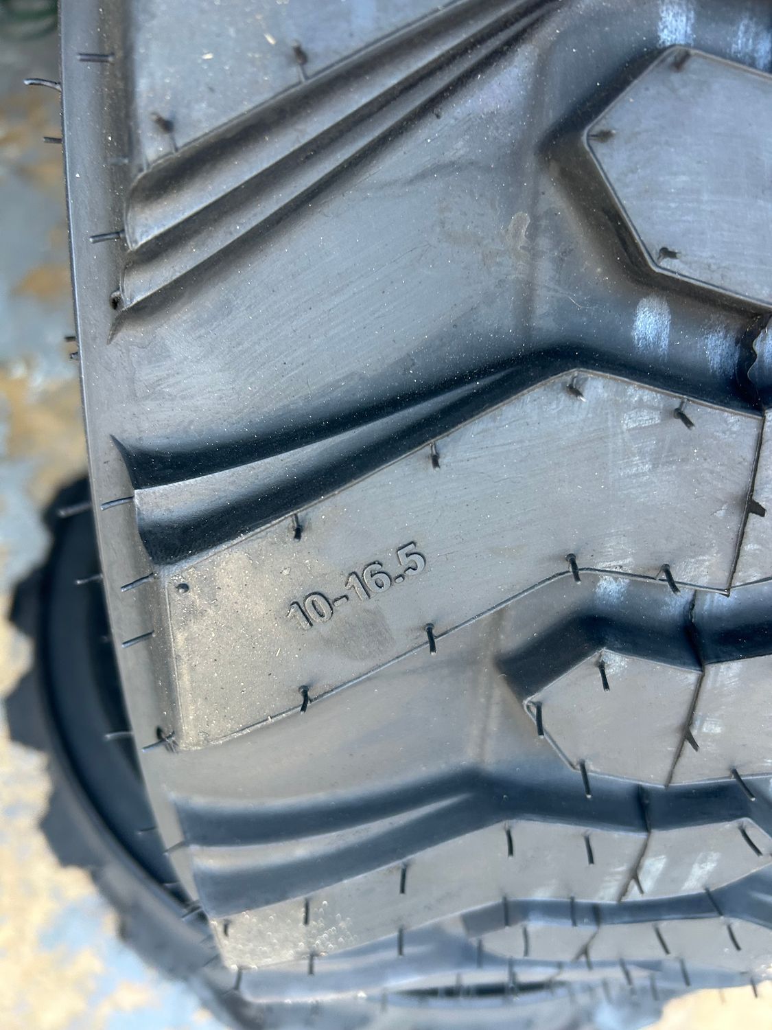 10-16.5 Bobcat tires 12 Ply / Llanta para Bobcat 12 Lonas