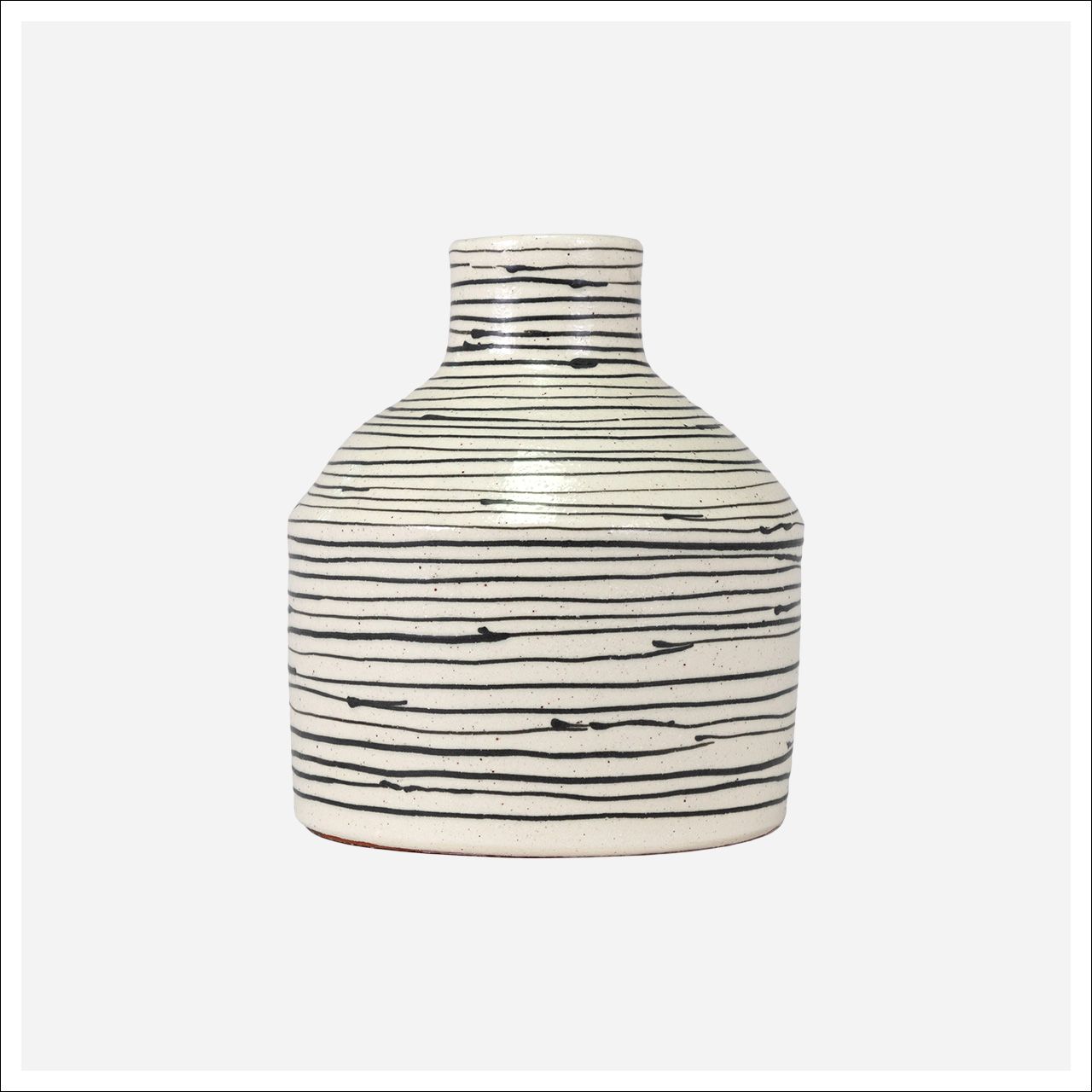 Isha Short Vase White, black