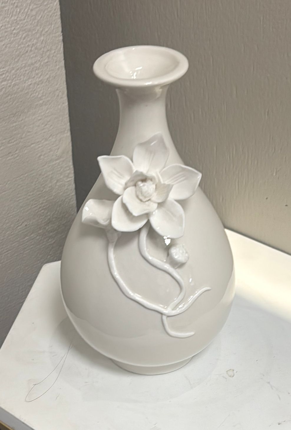 WHITE BUD VASE WITH FLOWER