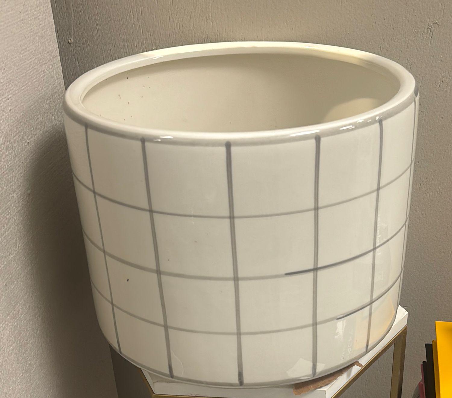 WHITE WITH GRAY HATCHED POT - SMALL
