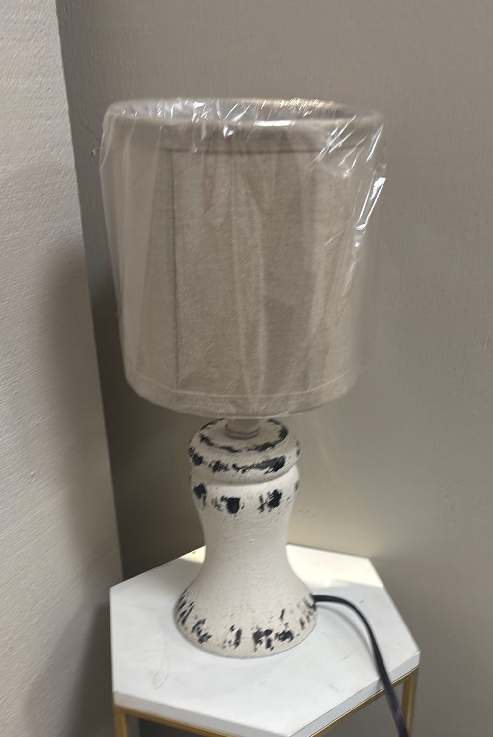 WHITE DISTRESSED SMALL LAMP