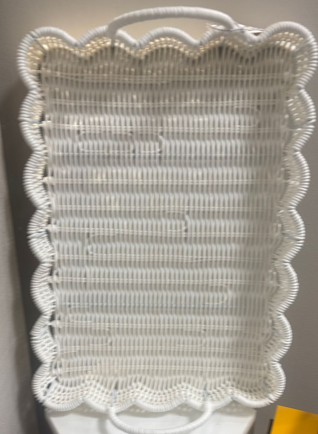 WHITE WICKER TRAY WITH SCALLOPED EDGES - LARGE