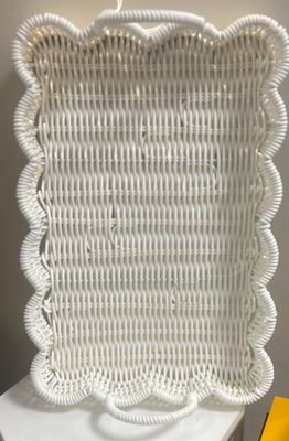 WHITE WICKER TRAY WITH SCALLOPED EDGES - SMALL