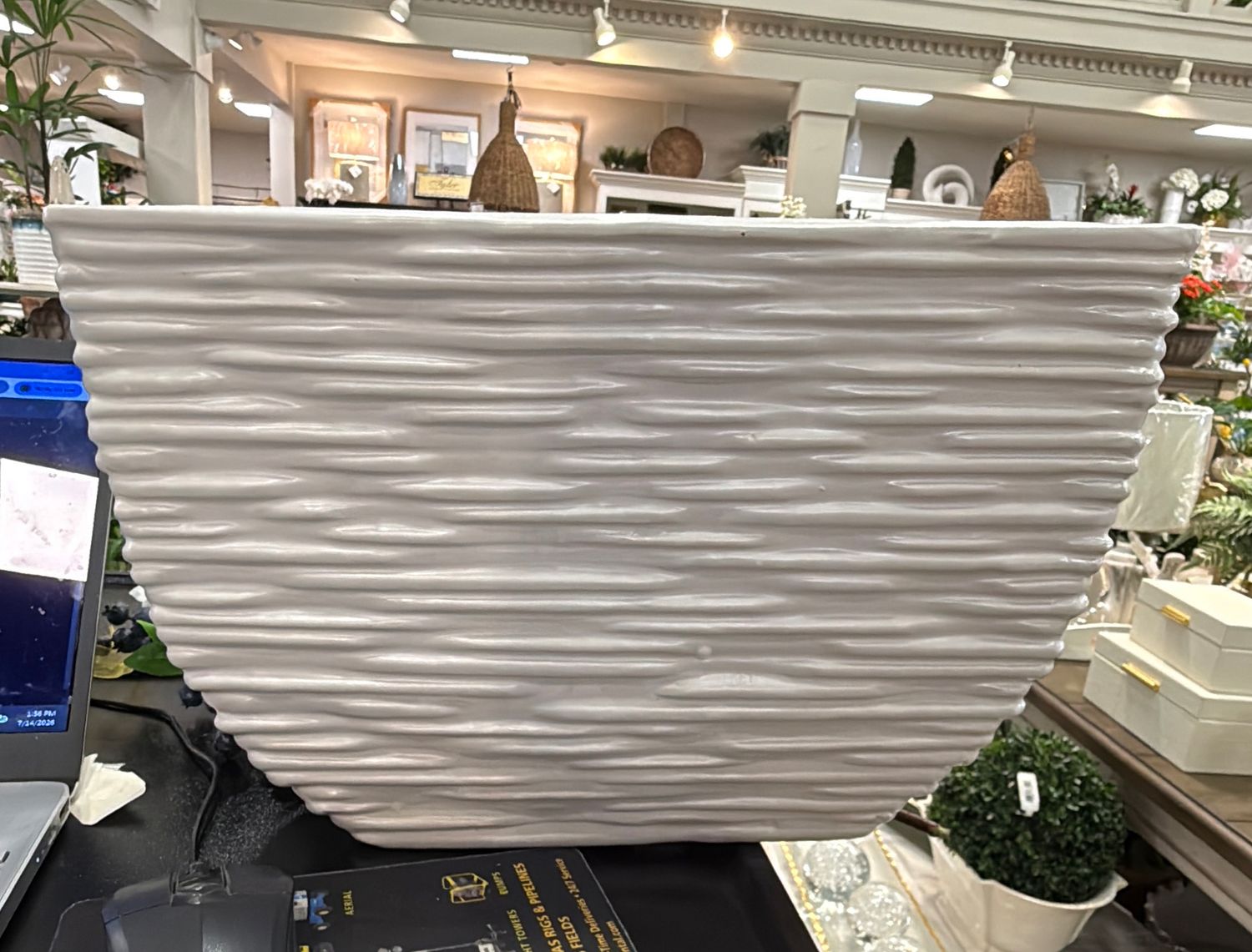 WIDE WHITE TEXTURED VASE