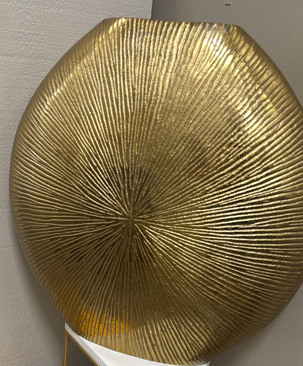 LARGE GOLD TEXTURED VASE ROUND