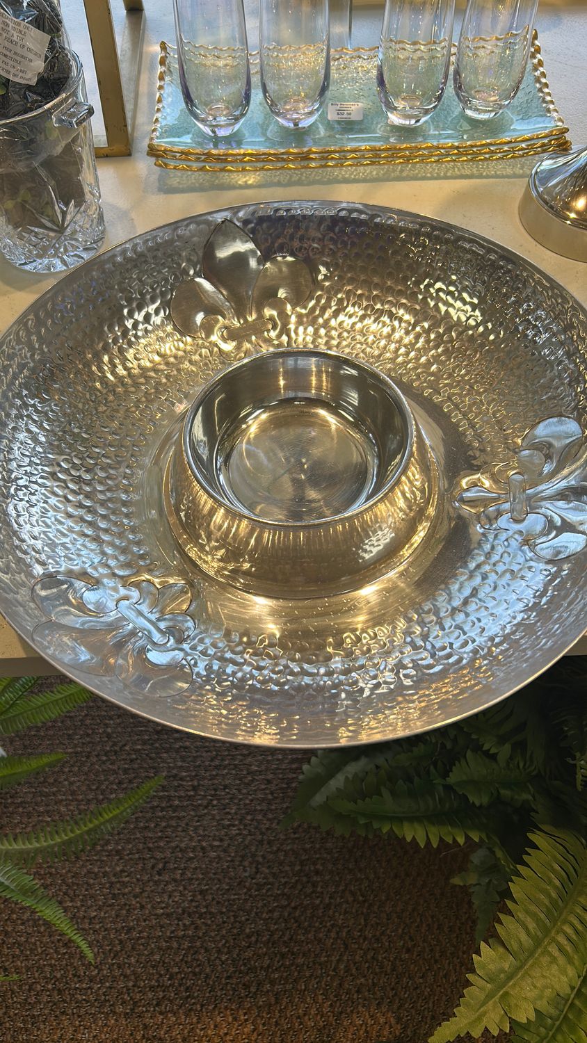 Fleur di lis chip and dip