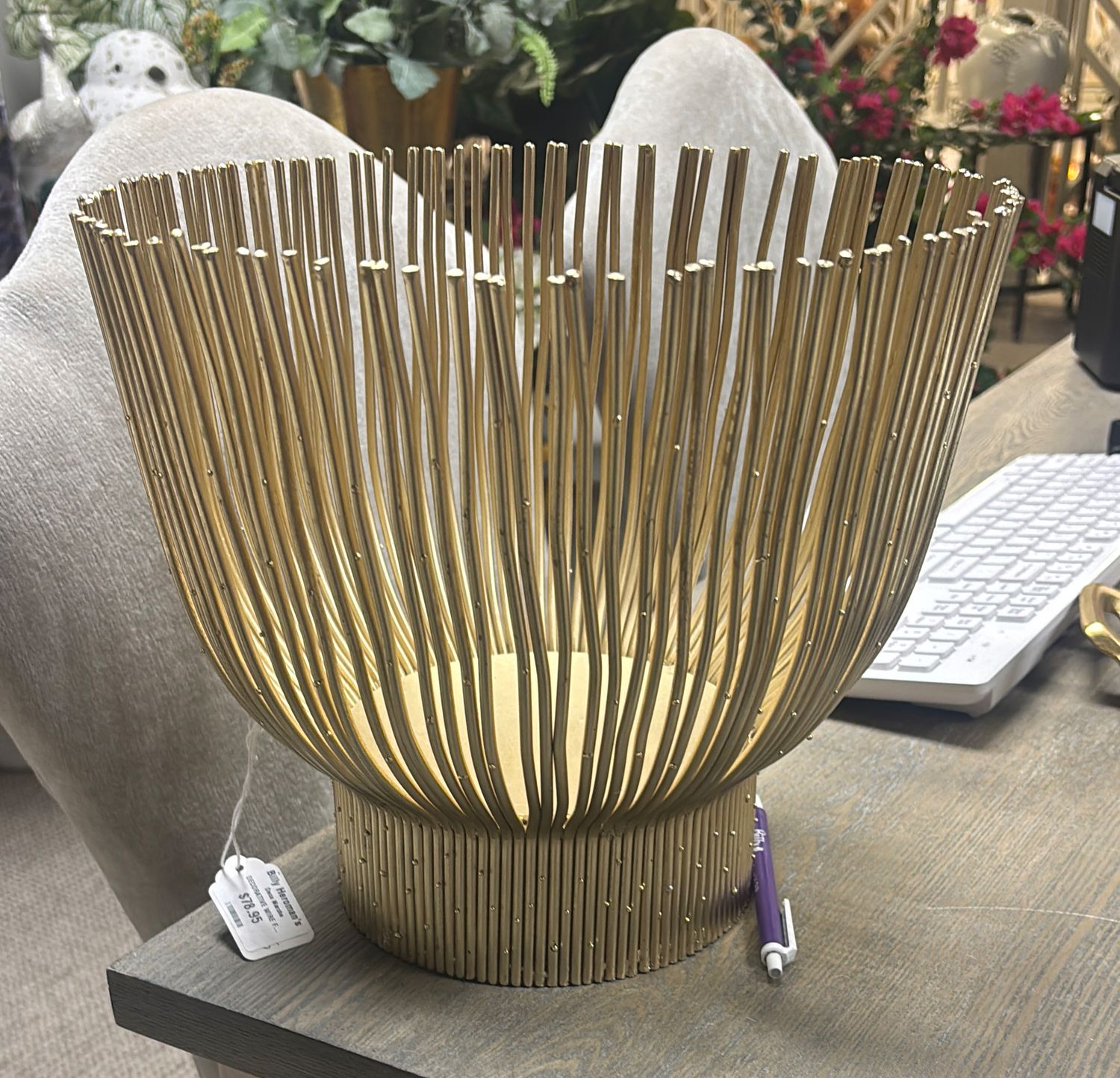 DECORATIVE WIRE FLORAL VASE - GOLD