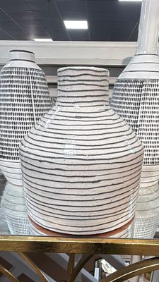 WHITE CERAMIC WITH BALCK SWIRLS SHORT 9"X8"