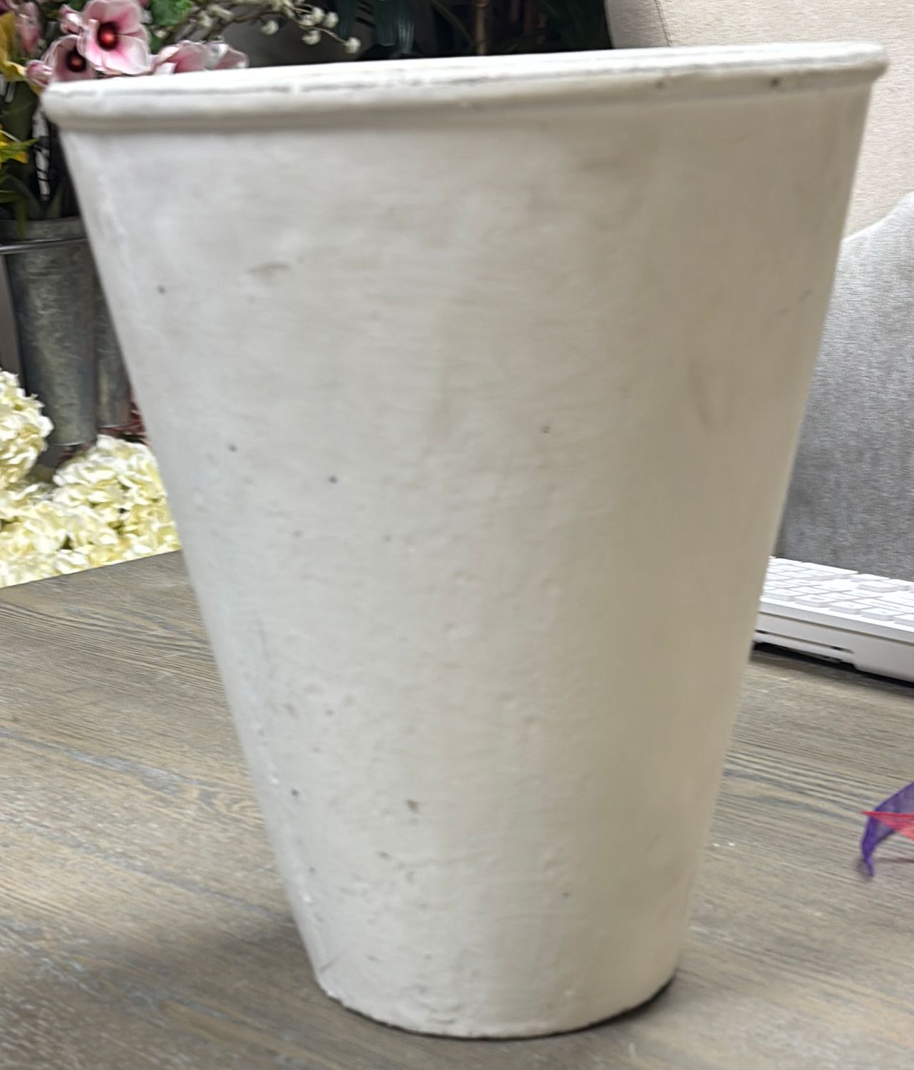 WHITE TAPERED POT
